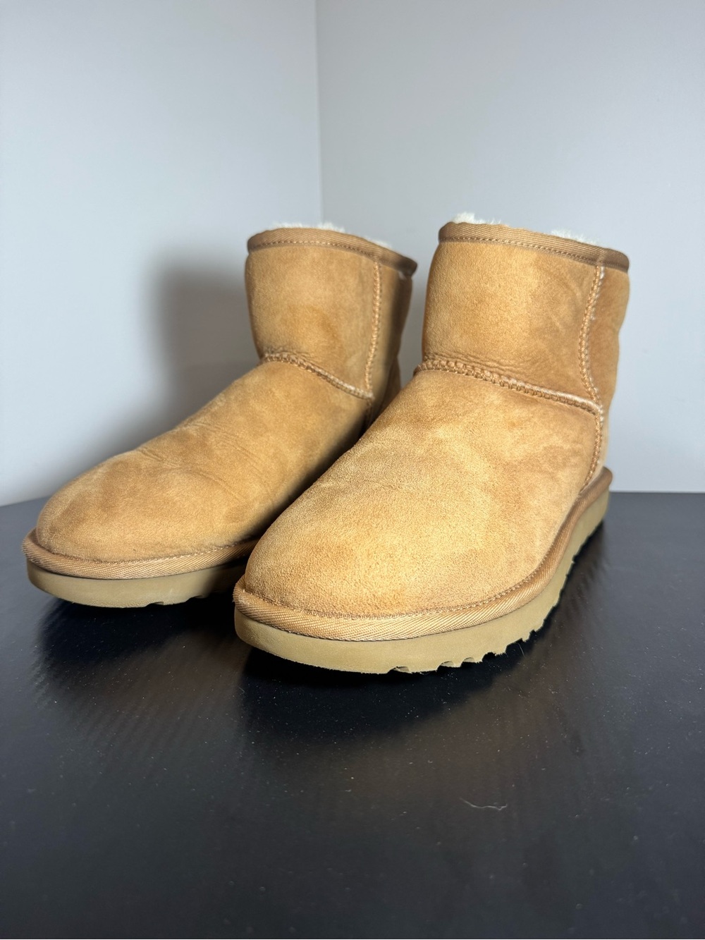 Australia Ugg boots size 8 

Condition 🧼 8/10

🚭 Home